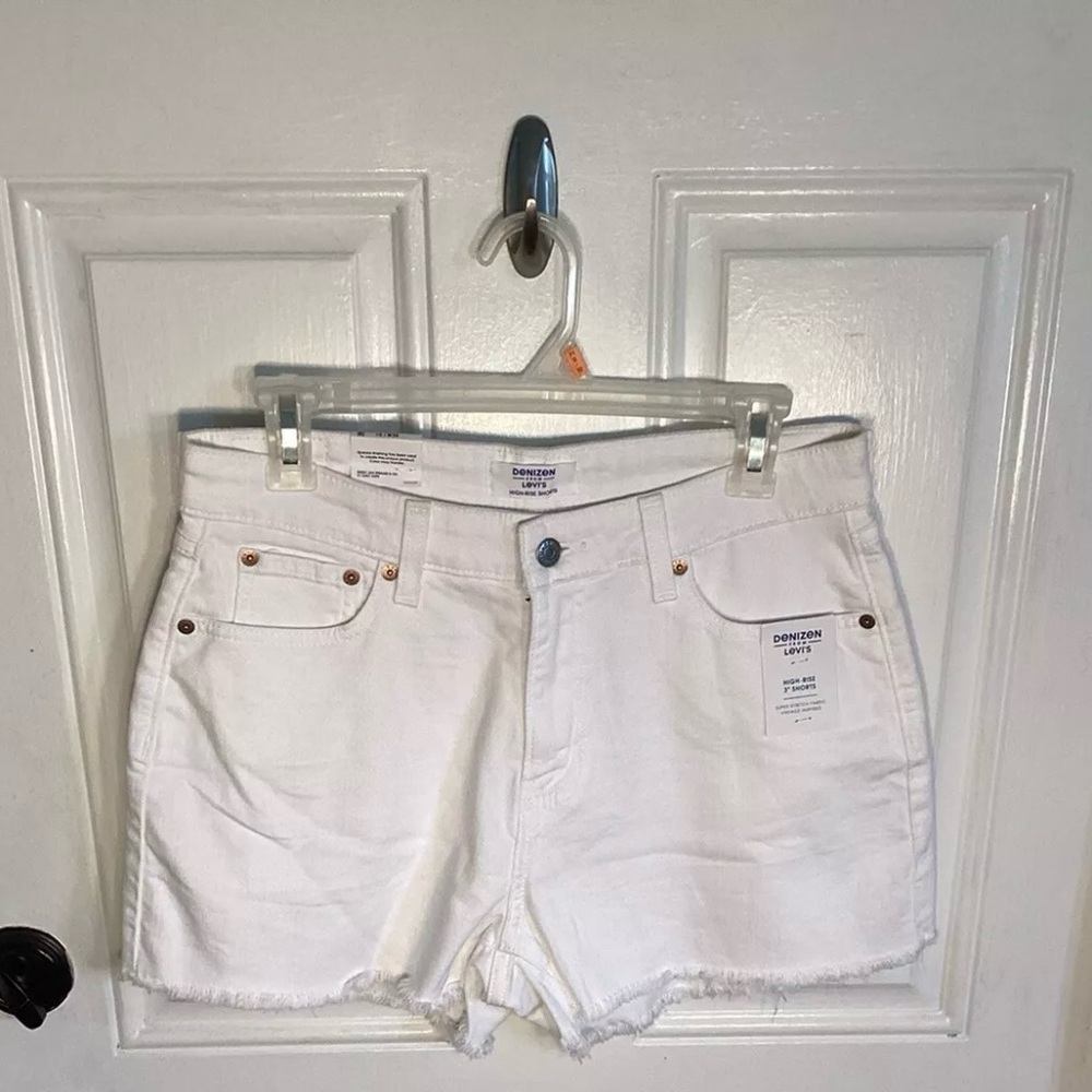 Women’s size 10/30 white cutoffs. High rise. Levi’s Denizen.
